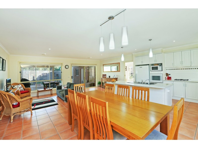 33 Greenleaf Drive, Lara VIC 3212