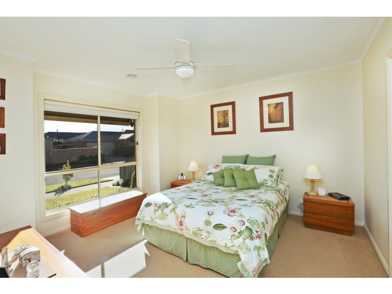 33 Greenleaf Drive, Lara VIC 3212