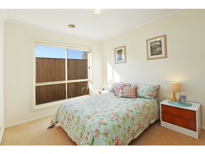 33 Greenleaf Drive, Lara VIC 3212