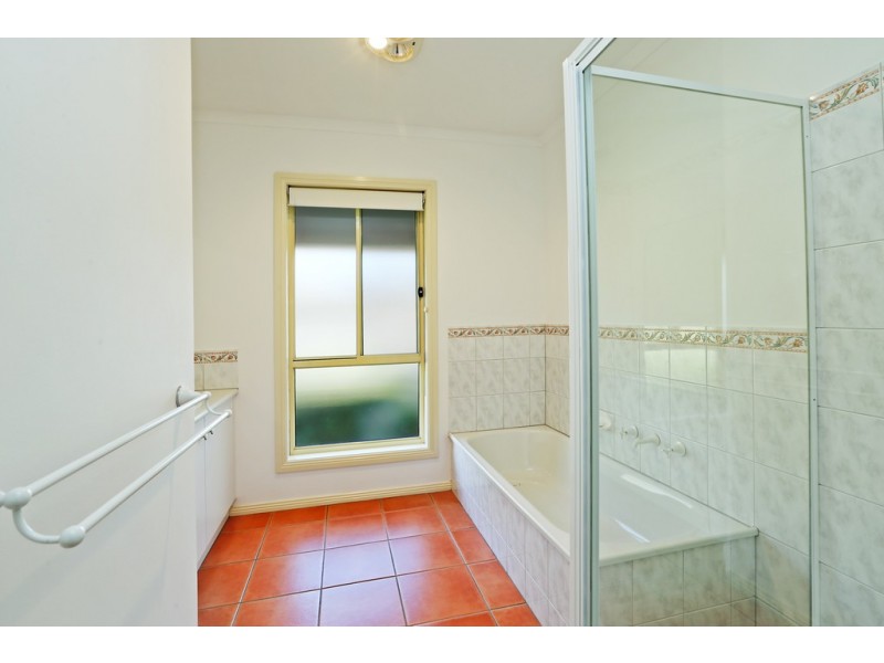 33 Greenleaf Drive, Lara VIC 3212