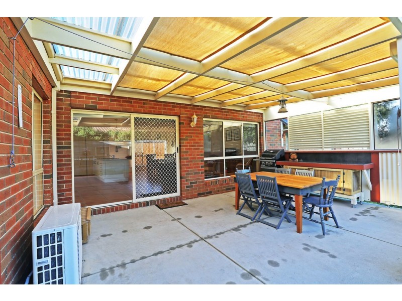 33 Greenleaf Drive, Lara VIC 3212