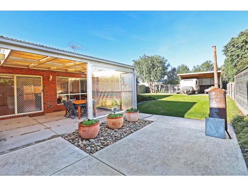 33 Greenleaf Drive, Lara VIC 3212