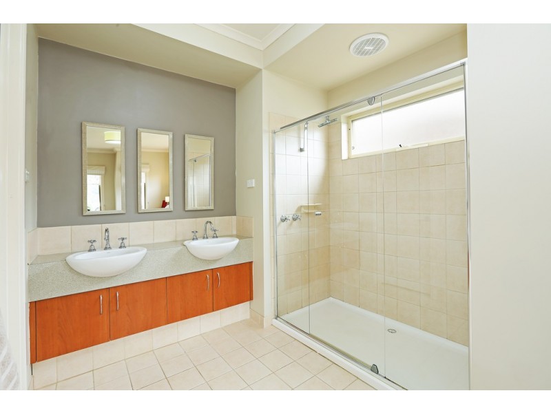 4 Nilaur Place, Lara VIC 3212