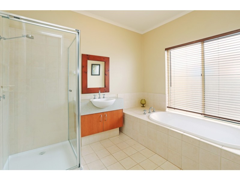 4 Nilaur Place, Lara VIC 3212