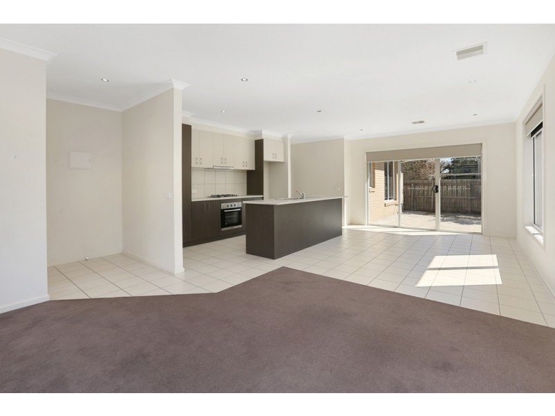 2/34 Station Lake Road, Lara VIC 3212