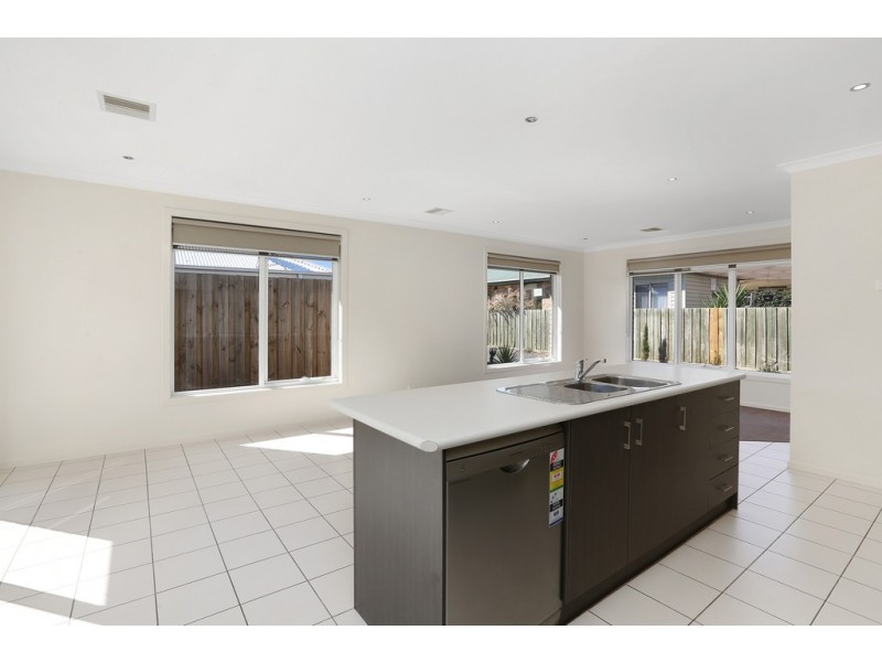 2/34 Station Lake Road, Lara VIC 3212