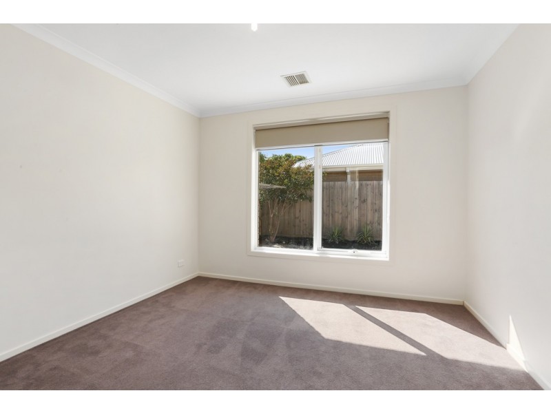 2/34 Station Lake Road, Lara VIC 3212