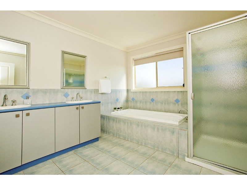 8 Cypress Court, Lara VIC 3212