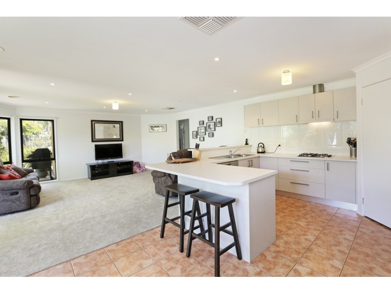35 Greenleaf Drive, Lara VIC 3212