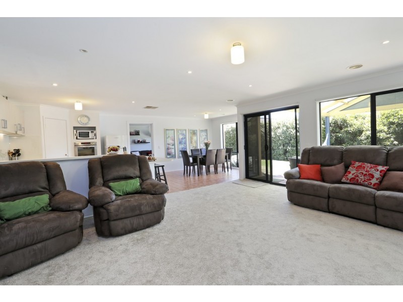 35 Greenleaf Drive, Lara VIC 3212
