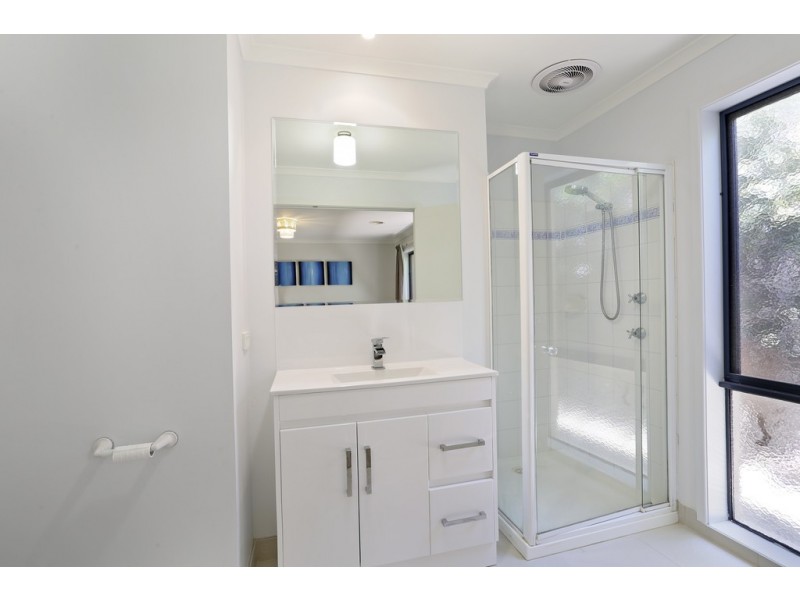 35 Greenleaf Drive, Lara VIC 3212