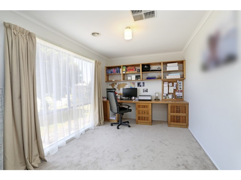 35 Greenleaf Drive, Lara VIC 3212