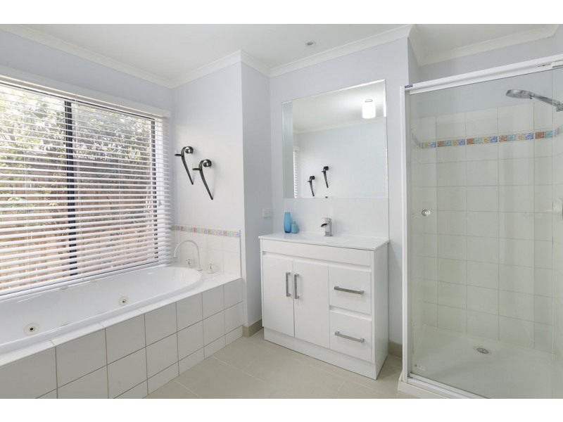 35 Greenleaf Drive, Lara VIC 3212