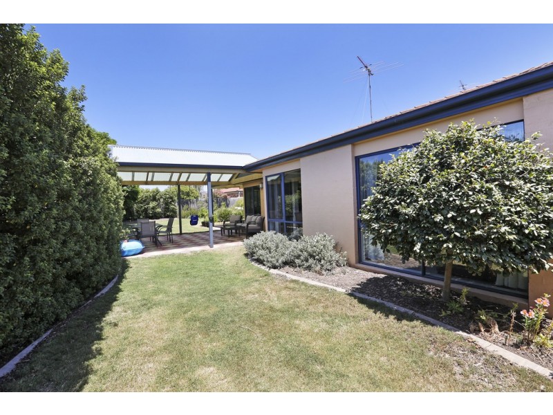 35 Greenleaf Drive, Lara VIC 3212