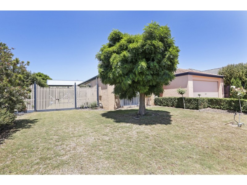 35 Greenleaf Drive, Lara VIC 3212