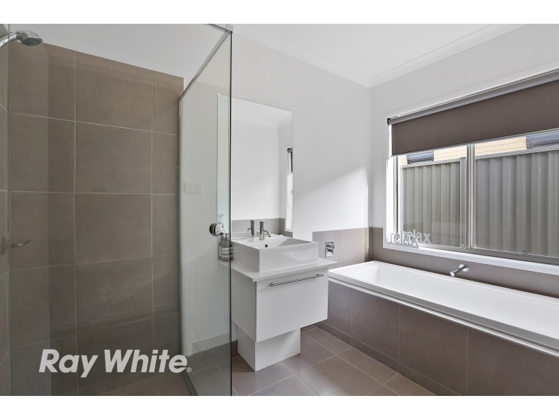 49 Grand Lakes Way, Lara VIC 3212