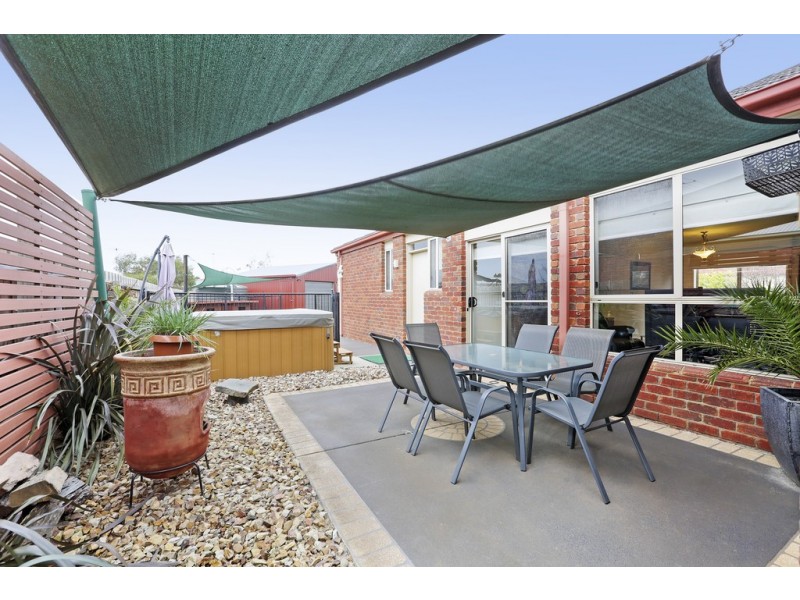 6 Bracknell Court, Lara VIC 3212