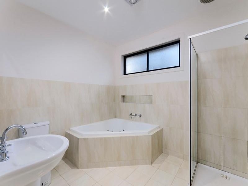 4 Abbey Drive, Lara VIC 3212