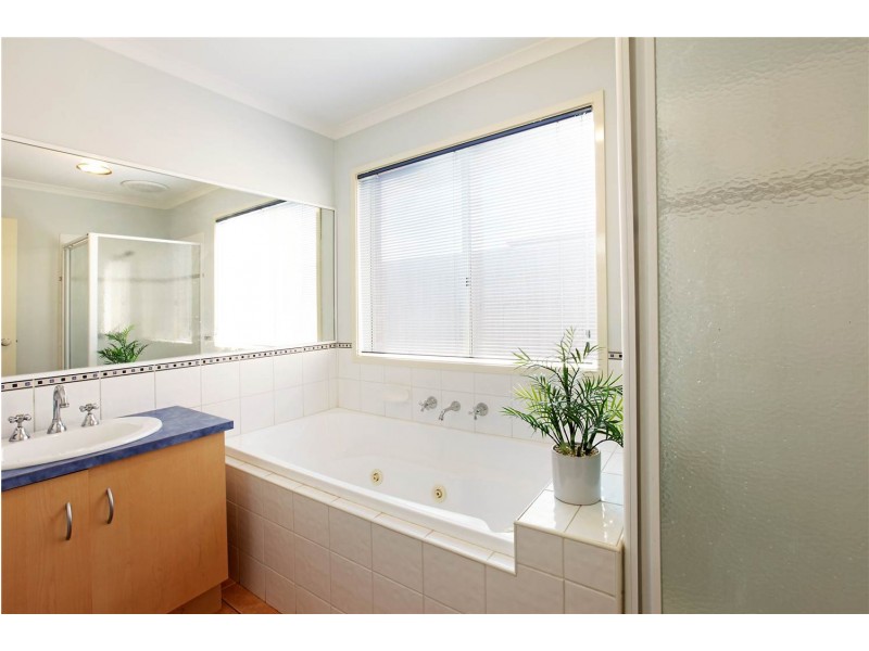 33 Country Gardens Drive, Lara VIC 3212