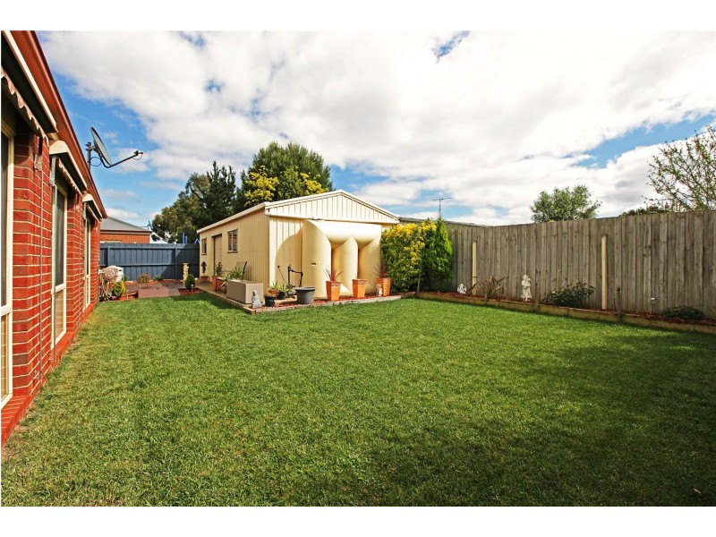 33 Country Gardens Drive, Lara VIC 3212