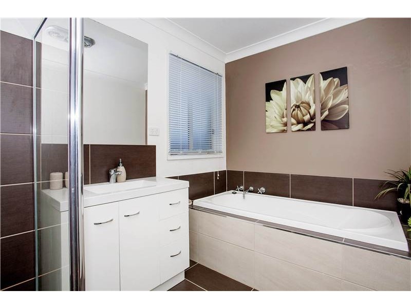 21 Grandlakes Way, Lara VIC 3212