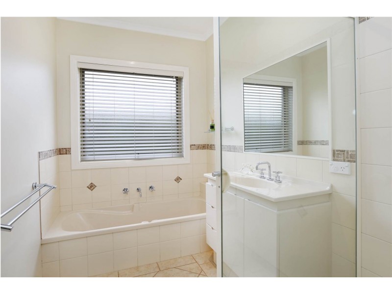 24 Magpie Close, Lara VIC 3212