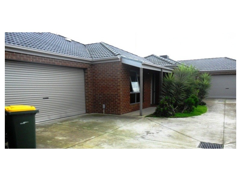 2/15 Pine Avenue, North Shore VIC 3214