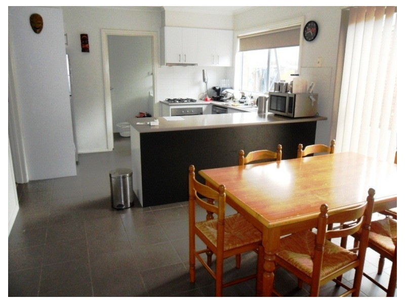 2/15 Pine Avenue, North Shore VIC 3214