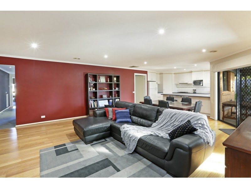 15 Greenleaf Drive, Lara VIC 3212