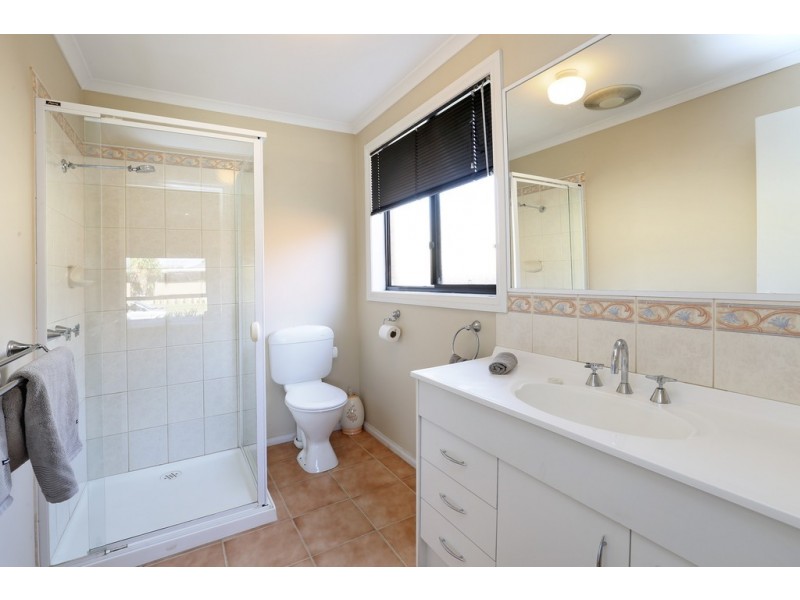 15 Greenleaf Drive, Lara VIC 3212