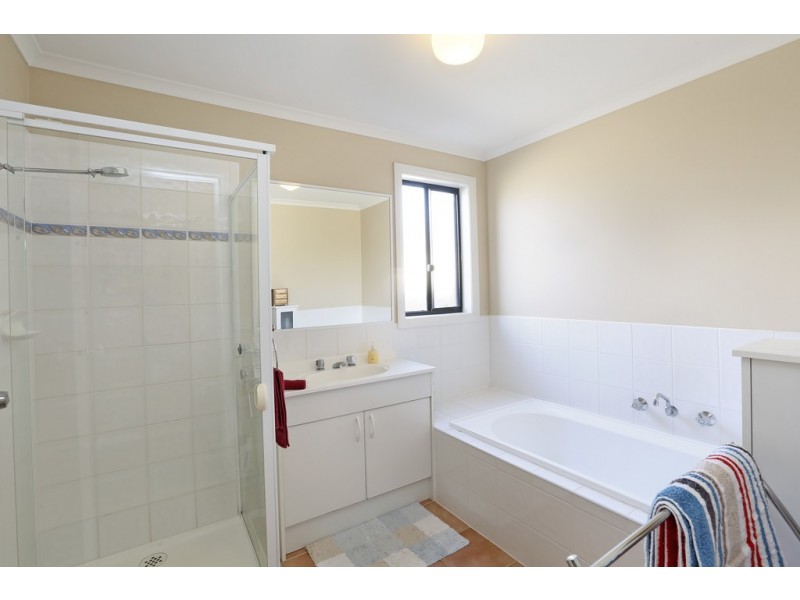 15 Greenleaf Drive, Lara VIC 3212