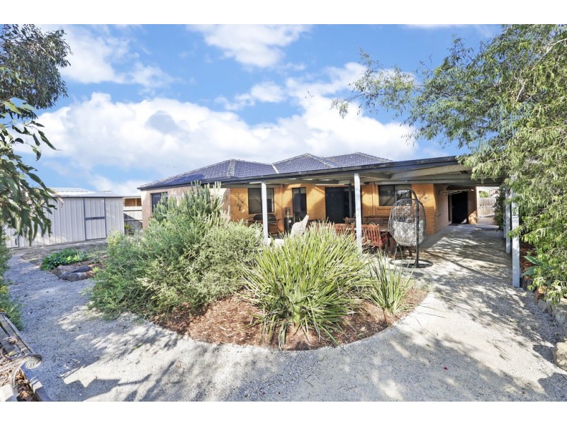 15 Greenleaf Drive, Lara VIC 3212