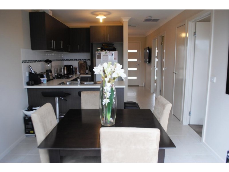 2/10 Raymond George Place, Lara VIC 3212