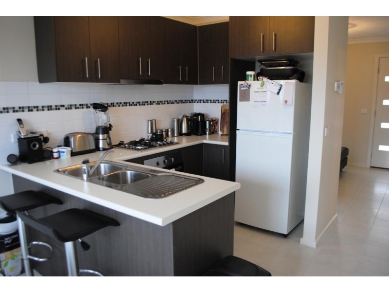 2/10 Raymond George Place, Lara VIC 3212