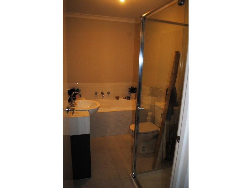 2/10 Raymond George Place, Lara VIC 3212