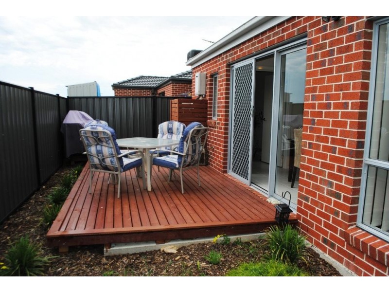 2/10 Raymond George Place, Lara VIC 3212