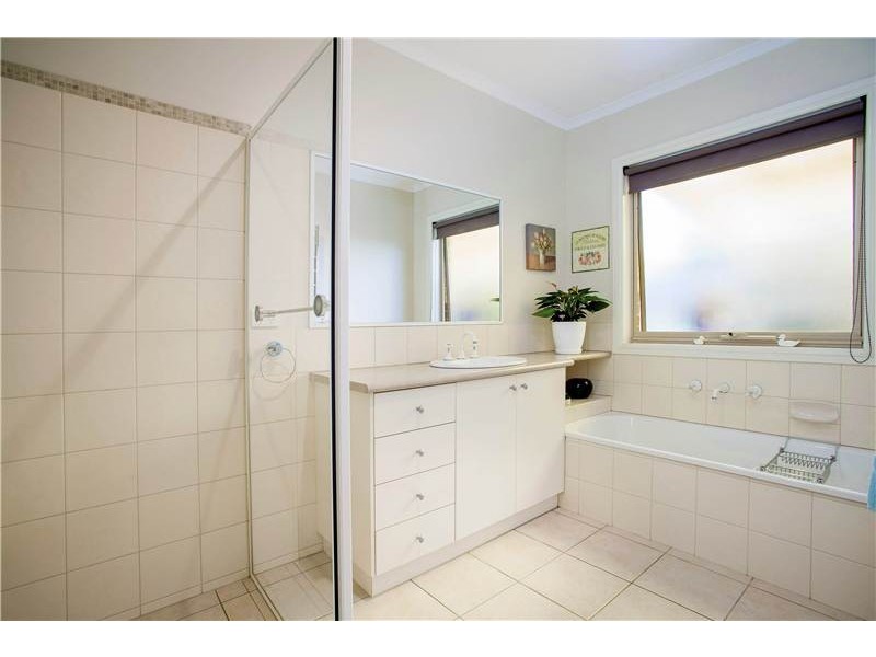 18 Greenleaf Drive, Lara VIC 3212