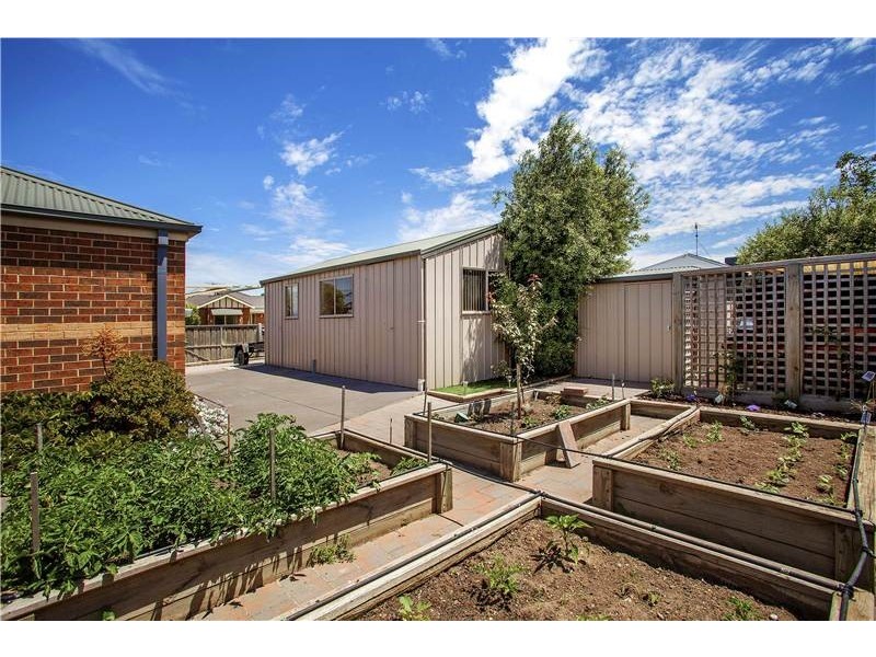 18 Greenleaf Drive, Lara VIC 3212