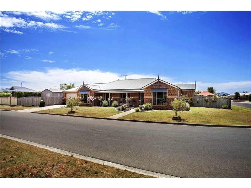 18 Greenleaf Drive, Lara VIC 3212