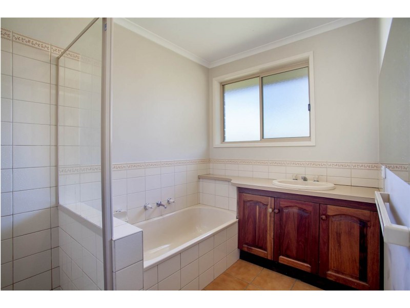 16 Cameron Crescent, Lara VIC 3212