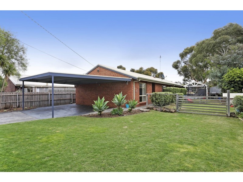 33 Cameron Crescent, Lara VIC 3212