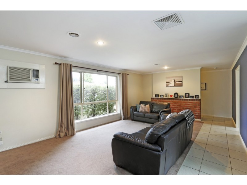 33 Cameron Crescent, Lara VIC 3212