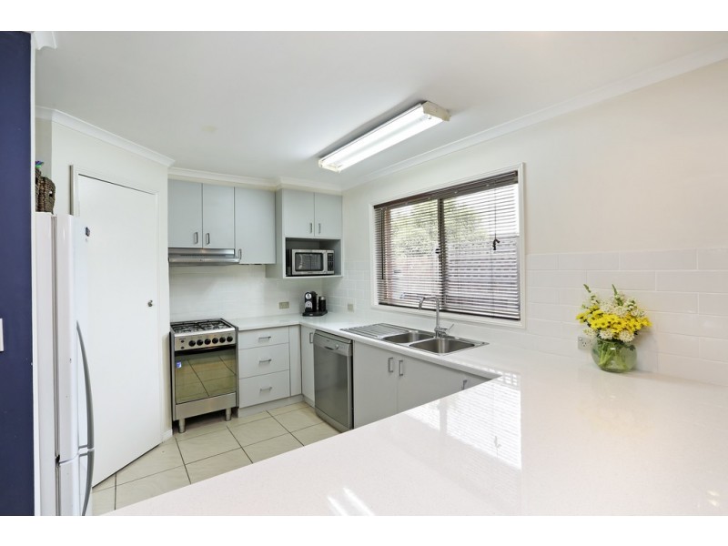 33 Cameron Crescent, Lara VIC 3212