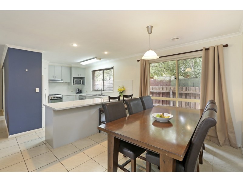 33 Cameron Crescent, Lara VIC 3212