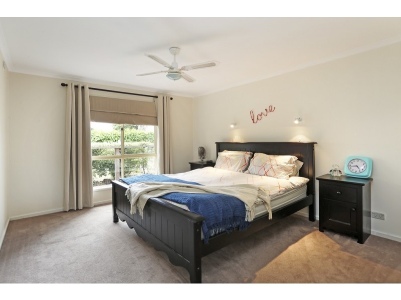 33 Cameron Crescent, Lara VIC 3212