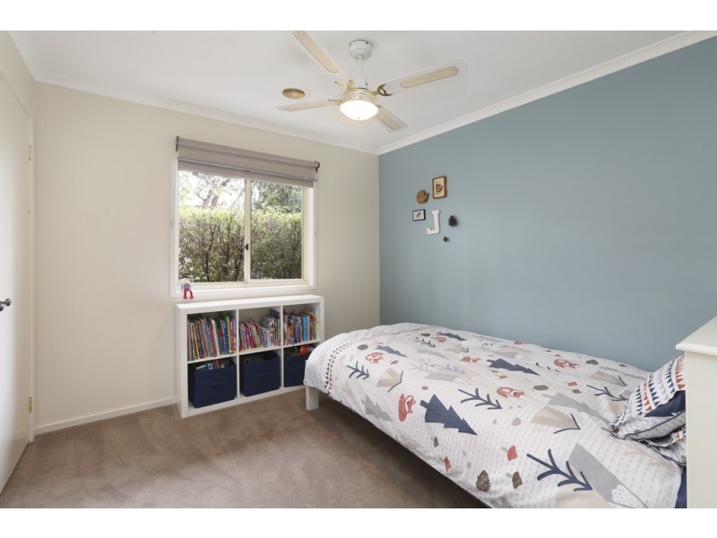 33 Cameron Crescent, Lara VIC 3212