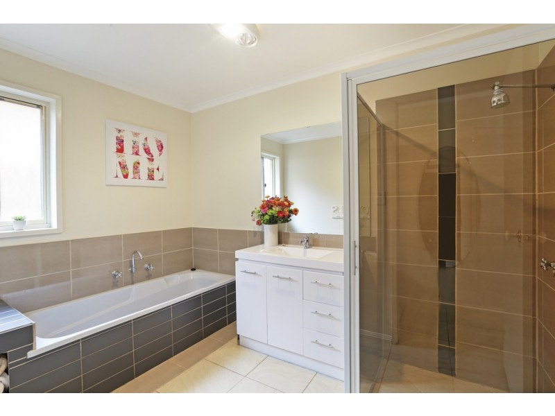 33 Cameron Crescent, Lara VIC 3212