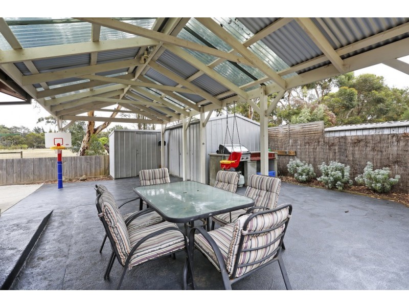 33 Cameron Crescent, Lara VIC 3212