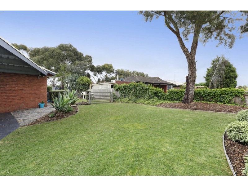 33 Cameron Crescent, Lara VIC 3212