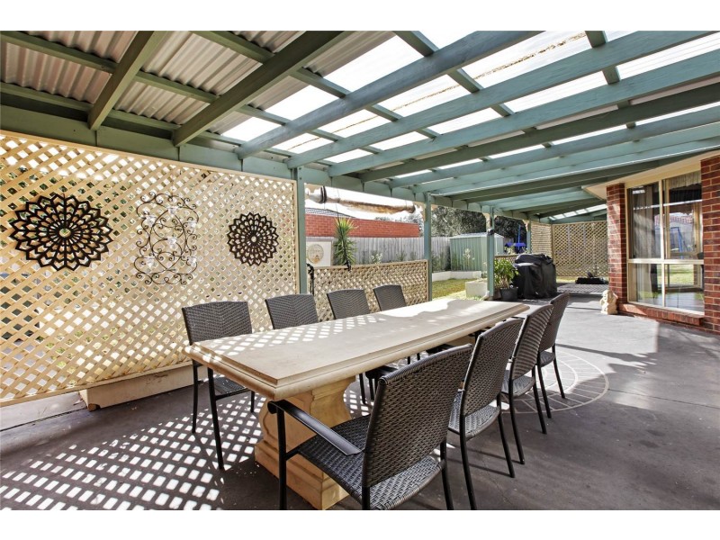 8 Lipson Drive, Lara VIC 3212